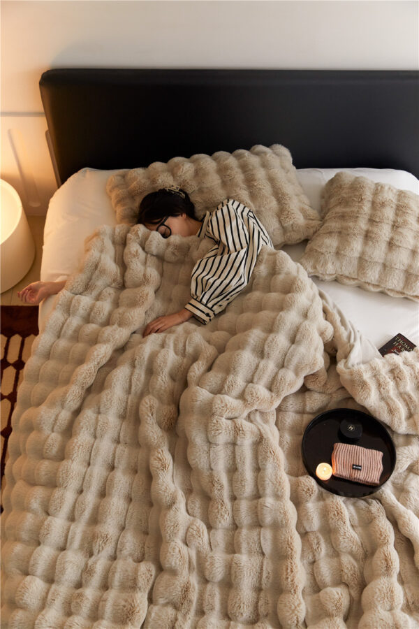151bde35-1ee0-45b8-aad2-c05b6a1d047c.jpg Rabbit Bubble Velvet Blanket – Thickened Soft Nap Quilt