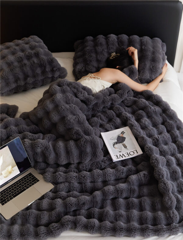 1f8e57cc-df07-4313-aa91-e33a75834dba.jpg Rabbit Bubble Velvet Blanket – Thickened Soft Nap Quilt